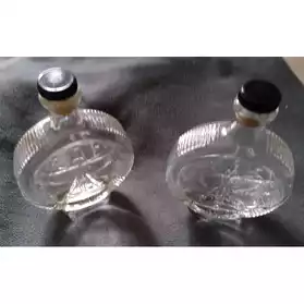 2 Anciennes petites bouteilles en verre