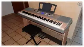 Piano numérique Yamaha DGX-630 clavinova