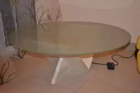 Table basse en verre sur socle en marbre