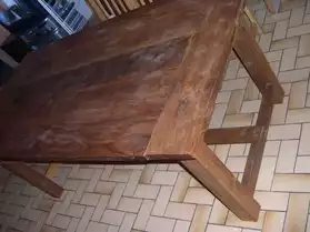 Table à manger en bois exotique