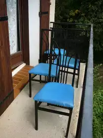 4 chaises design bleues dossier métal
