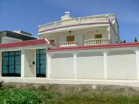 villa au bord de la mer à corniche bize