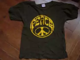 Tee shirt peace and love