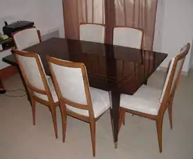 Table à manger avec six chaises
