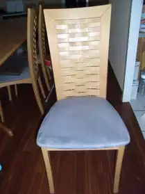 6 chaises et table assortie