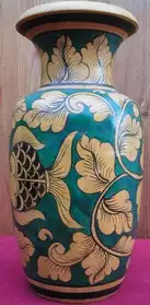 Vase en bois décoré de poissons