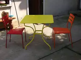 2 tables et deux chaises metal .