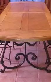 Table avec 6 chaises en chene massif fer