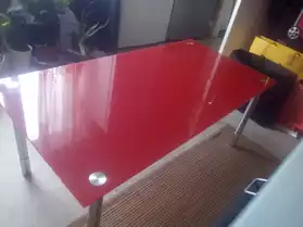 Table basse en verre couleur rouge pieds