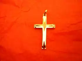 Croix Neuve Ciselée en Plaqué Or