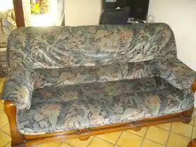 un canapé 3 places et 2 fauteuils