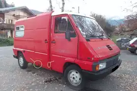 Ancienne ambulance Renault Master