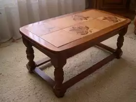 table en bois et carrelée