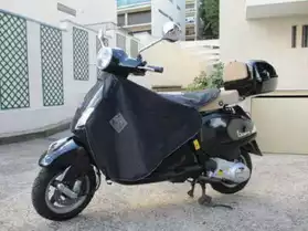 Scooter Vespa LX 125 IE noir, année 2011