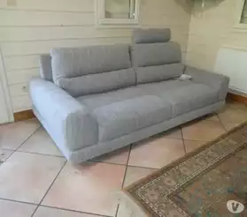 Canapé épuré forme classique