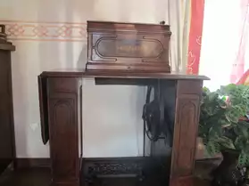 ancienne machine à coudre avec meuble