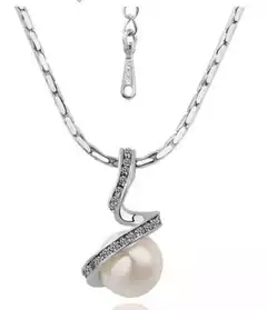 collier avec perle de synthèse blanche