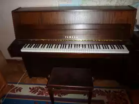 VENDS PIANO DROIT YAMAHA