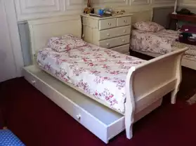 lit en bois massif avec matelas