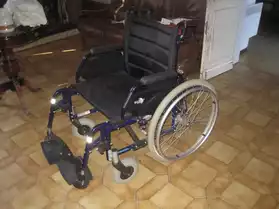 A vendre fauteuil roulant manuel TBE