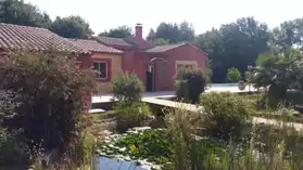 grande villa de plain pied avec piscine