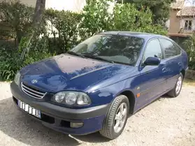 VENDS TOYOTA AVENSIS