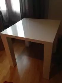 Table carrée blanche laquée