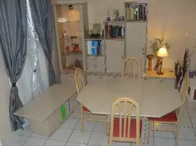Salle à manger + chaises + meubles