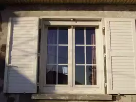 fenêtre pvc blanc avec volets