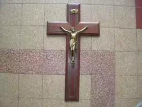 crucifix en laiton et noyer