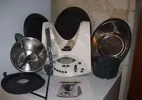 Robot de cuisine avec ses accessoires