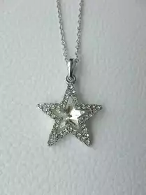 collier avec pendentif étoile en cristal