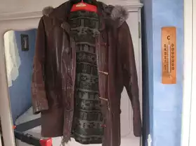 Une veste en cuir doublée