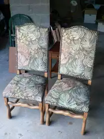 2 chaises hautes en tissu style Louis.