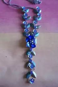 Collier fleurs bleu