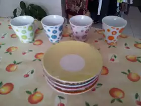 4 tasse et 4 sous tasse multicouleur