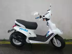 scooter mbk booster de couleur blanche