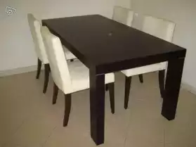 Table neuve avec 4 chaises cuir assortie