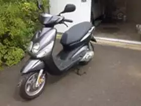 Scooter gris MBK