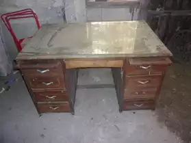 un vieux bureau