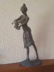 Sculpture en bronze "La cueillette"