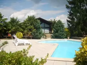 F2 avec piscine dans villa