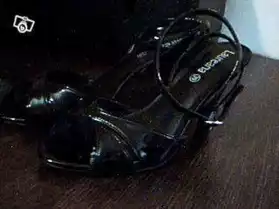 chaussures noires neuves pointure 39