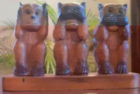 3 singes en bois de Teck