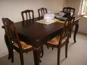 Table et chaises rustiques