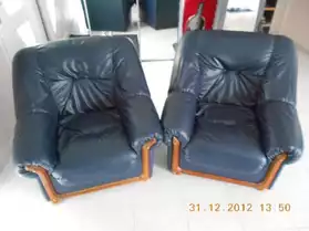 2 fauteuils en simili cuir