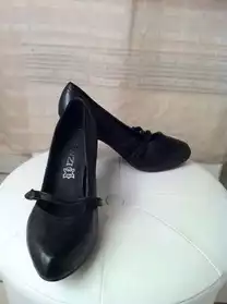 Très jolie chaussures de ville noir P37