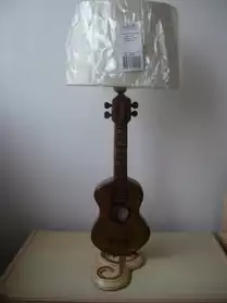 lampe guitare en bois