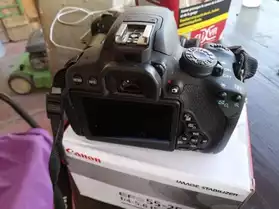appareil photo reflex canon EOS 700D