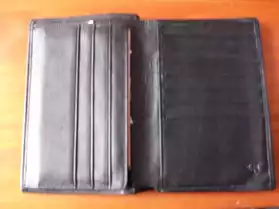Deux portefeuilles en cuir noir
